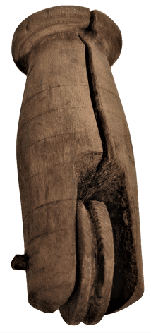 1950 KARŞIDAN KARŞIYA CAMASIR ASMAK İÇİN EL İLE  OYULARAK ELDE YAPILMIŞ AHSAP MAKARA SİSTEMİ