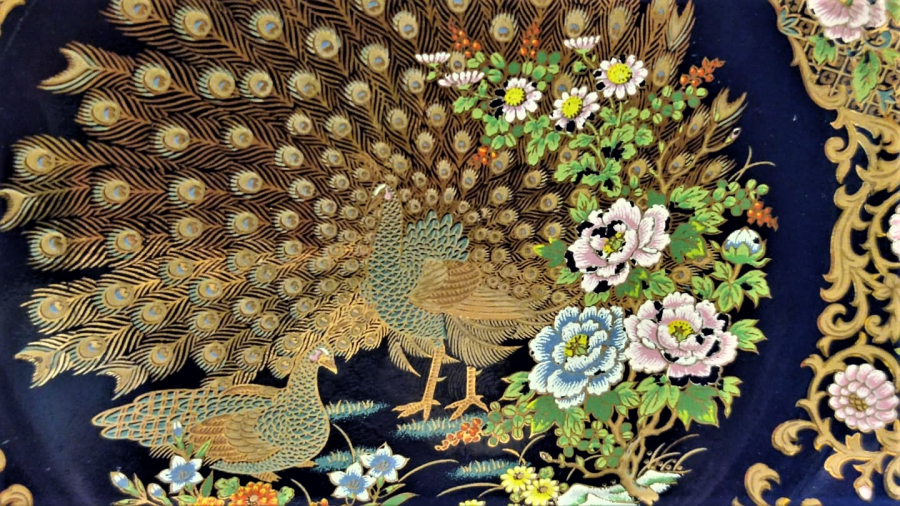 1950 KOBALT PORSELEN JAPAN TAMAMI  EL CİZİM ALTIN TAVUS KUŞU GÖRSELLİ 