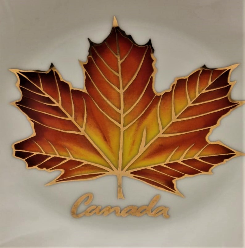 BANAWE CANADA BAYRAK  AKCAAGAC YAPRAGI ALTIN CEKME  PORSELEN KOLEKSİYON TABAK