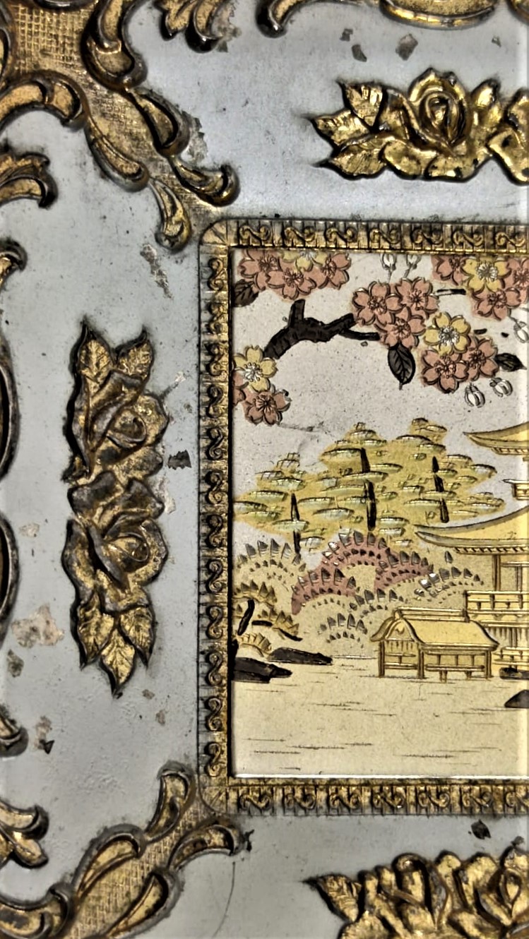 1960 BAHCE İÇİNDE JAPAN EVİ  TEMALI MÜZİKLİ KURMALI LATERNALI DUVARA ASILAN  METAL KARE CERCEVE