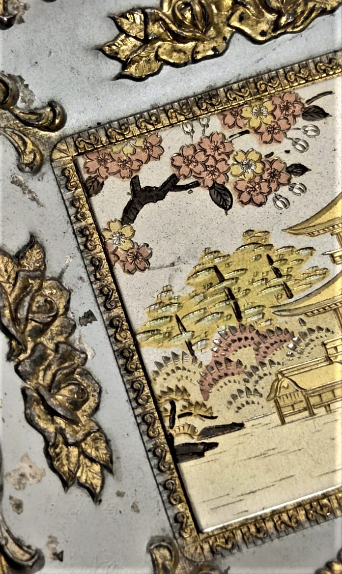 1960 BAHCE İÇİNDE JAPAN EVİ  TEMALI MÜZİKLİ KURMALI LATERNALI DUVARA ASILAN  METAL KARE CERCEVE