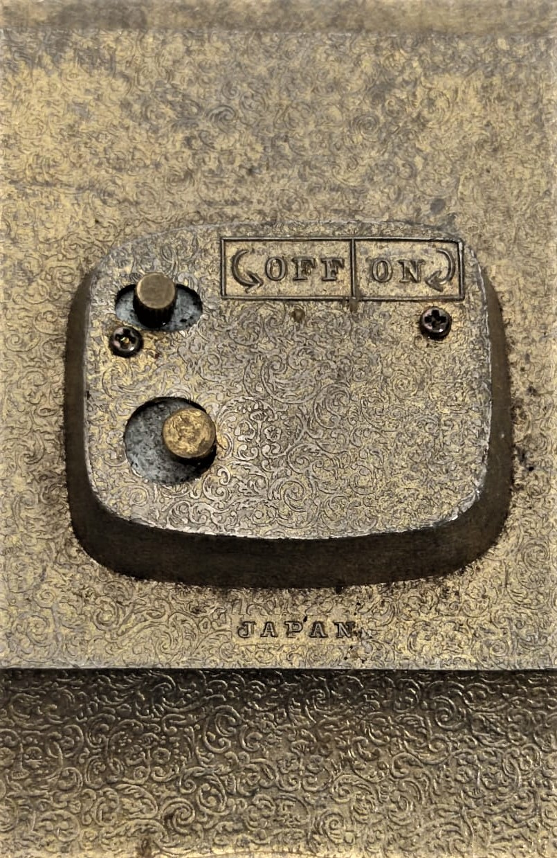 1960 BAHCE İÇİNDE JAPAN EVİ  TEMALI MÜZİKLİ KURMALI LATERNALI DUVARA ASILAN  METAL KARE CERCEVE