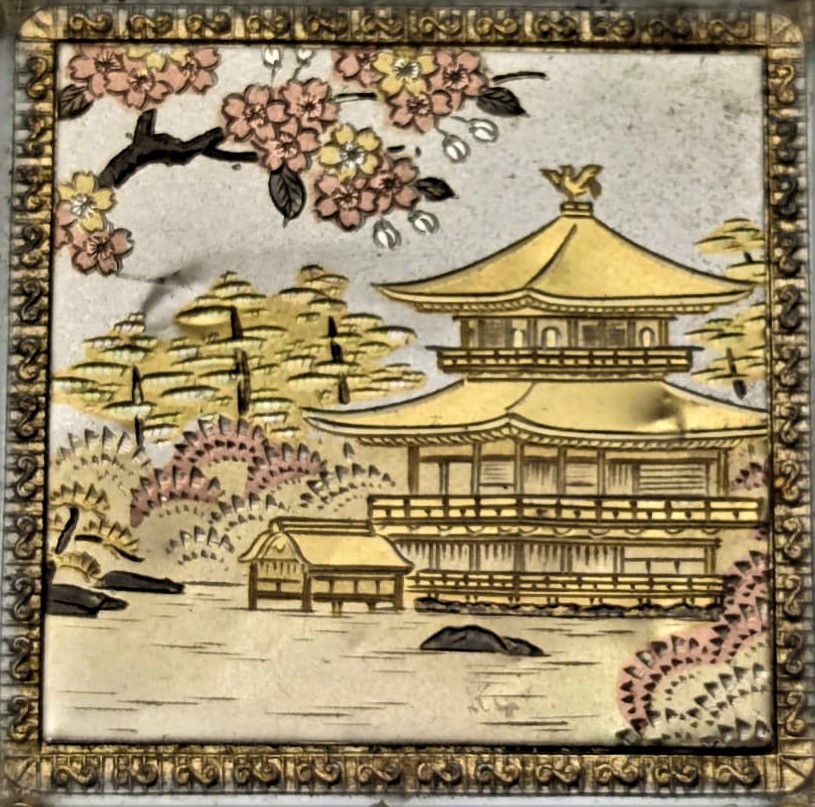 1960 BAHCE İÇİNDE JAPAN EVİ  TEMALI MÜZİKLİ KURMALI LATERNALI DUVARA ASILAN  METAL KARE CERCEVE