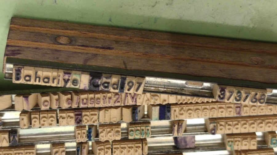 1950 TRYKKERİSETT ABC TENEKE KUTUSUNDA ISTANPA HARFLERİ KENDİNİZ HER TÜRLÜ YAZIYI HAZIRLAYIP DAMGA VEYA MÜHRÜNÜZÜ YAPABİLİRSİNİZ 