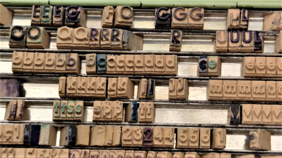 1950 TRYKKERİSETT ABC TENEKE KUTUSUNDA ISTANPA HARFLERİ KENDİNİZ HER TÜRLÜ YAZIYI HAZIRLAYIP DAMGA VEYA MÜHRÜNÜZÜ YAPABİLİRSİNİZ 