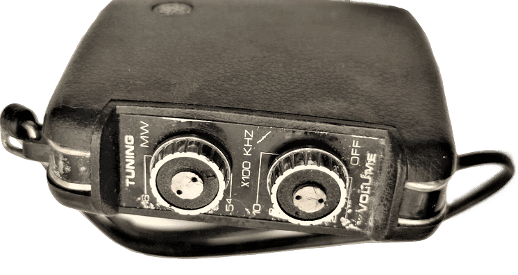 1970 EMPEROR RADIO TAŞINABİLİR PİLLİ  MİNİ EL CEP  RADYO TEK DALGALI SİYAH RENK RADYO 2 ADET 1.5 VOLTLUK PİL İLE CALIŞIR