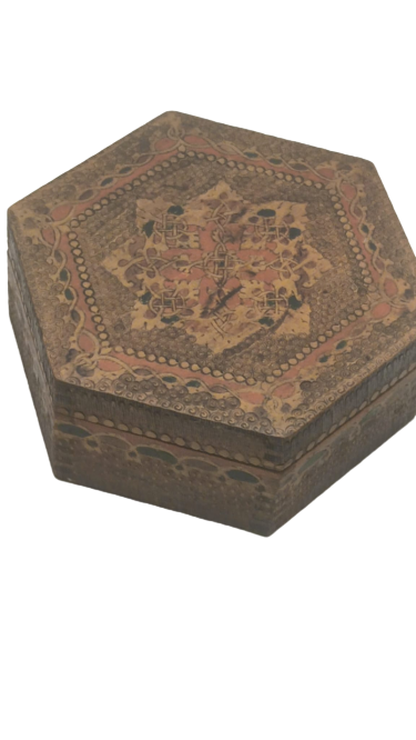 OSMANLI ALTI KÖŞELİ FORMDA KAPAKLI MASİF KOK BOYAMA EL İŞCİLİKLİ UZERİ FUL İŞLEME TESBİH KUTUSU