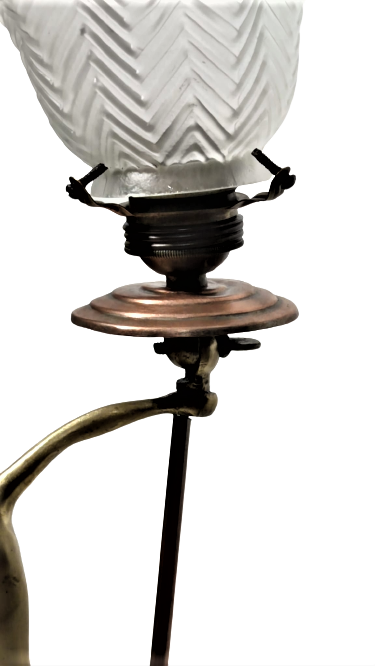 OSMANLI PİRİNC BİR ELİNDE KILIC BİR ELİNDE MEŞALE TUTAN ÖZGÜRLÜK SİMGESİ MARUL CAMLI MASA LAMBASI