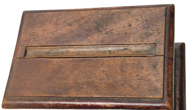 HAPISHANE MAHKUMLARIN EL YAPIMI USTA İŞİ SIGARA SAKLAMA SUNUM KUTUSU ACILIP KAPANDIGINDA UZERİNE TEK TEK SIGARA CIKARTARAK İKRAM EDER