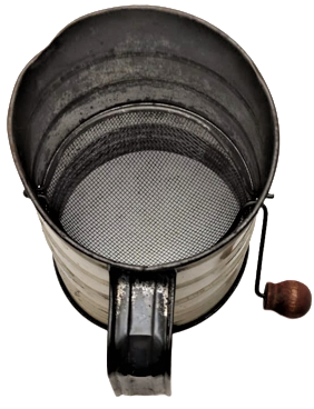 1920 TENEKE ÜZERİ KİRAZ DESENLİ MEKANİK AHSAP EL İLE CEVİRME KOLU KURU GIDA YEMİŞ ELEME APARATI