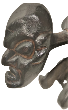 1960 AHŞAP EL YAPIMI NÖBETCİ KÖLE KUTUNUN İÇERSİNDEKİLERİ KORUYAN KOLLAYAN  KAPAGI KAPATAN TEMALI KÖLE AFRİKALI FİGÜR