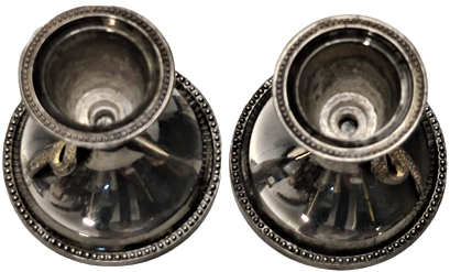 1970 ALMAN GÜMÜŞÜ CİFT MUMLUK İKİ ADET ÜZERİ FİYONKLU ŞAMDAN ALT TARAFLAR KADİFE 