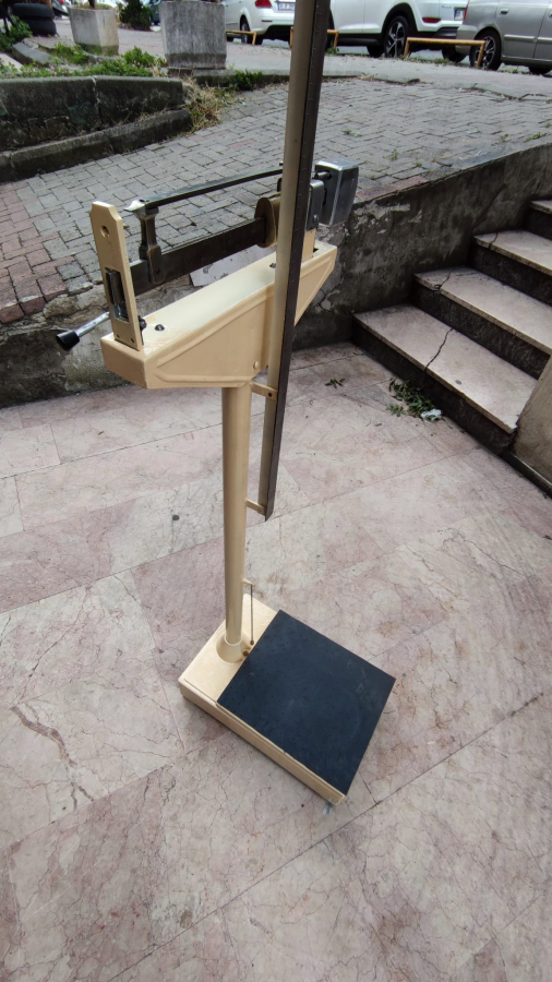 1940 YERLİ ECZANE BASKUL TARTI BOY ÖLCEK TERAZİ SERİ NUMARALI HÜRAY MARKA METAL MEKANİK ANALOK İNSAN BOY ÖLCER VE KİLOSUNU TARTAR 