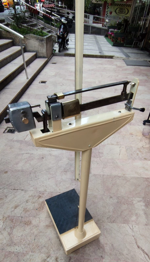 1940 YERLİ ECZANE BASKUL TARTI BOY ÖLCEK TERAZİ SERİ NUMARALI HÜRAY MARKA METAL MEKANİK ANALOK İNSAN BOY ÖLCER VE KİLOSUNU TARTAR 