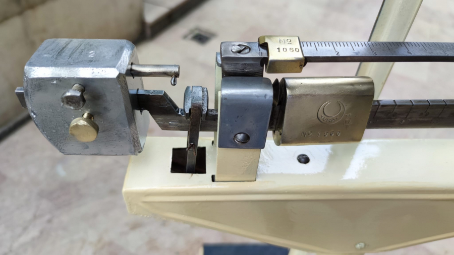 1940 YERLİ ECZANE BASKUL TARTI BOY ÖLCEK TERAZİ SERİ NUMARALI HÜRAY MARKA METAL MEKANİK ANALOK İNSAN BOY ÖLCER VE KİLOSUNU TARTAR 