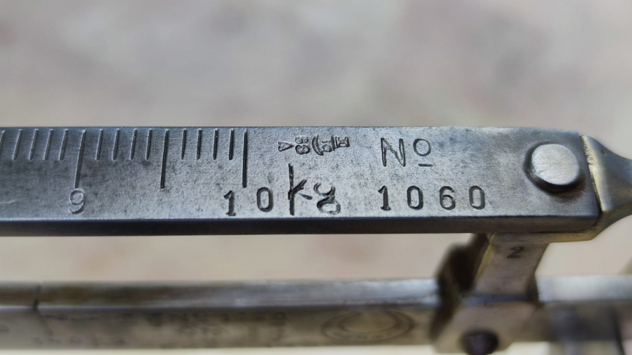 1940 YERLİ ECZANE BASKUL TARTI BOY ÖLCEK TERAZİ SERİ NUMARALI HÜRAY MARKA METAL MEKANİK ANALOK İNSAN BOY ÖLCER VE KİLOSUNU TARTAR 