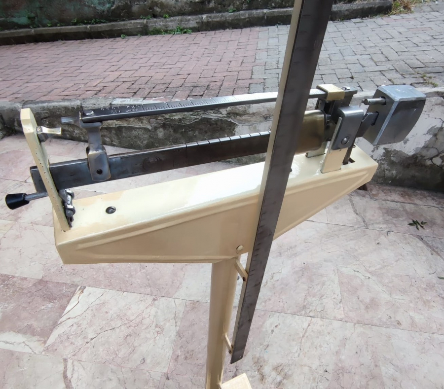 1940 YERLİ ECZANE BASKUL TARTI BOY ÖLCEK TERAZİ SERİ NUMARALI HÜRAY MARKA METAL MEKANİK ANALOK İNSAN BOY ÖLCER VE KİLOSUNU TARTAR 