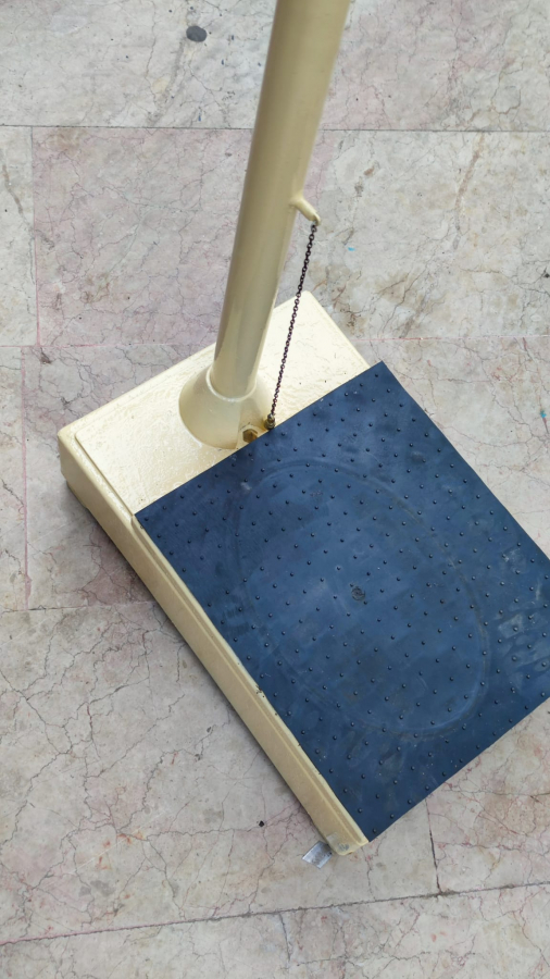 1940 YERLİ ECZANE BASKUL TARTI BOY ÖLCEK TERAZİ SERİ NUMARALI HÜRAY MARKA METAL MEKANİK ANALOK İNSAN BOY ÖLCER VE KİLOSUNU TARTAR 