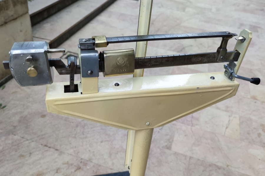 1940 YERLİ ECZANE BASKUL TARTI BOY ÖLCEK TERAZİ SERİ NUMARALI HÜRAY MARKA METAL MEKANİK ANALOK İNSAN BOY ÖLCER VE KİLOSUNU TARTAR 