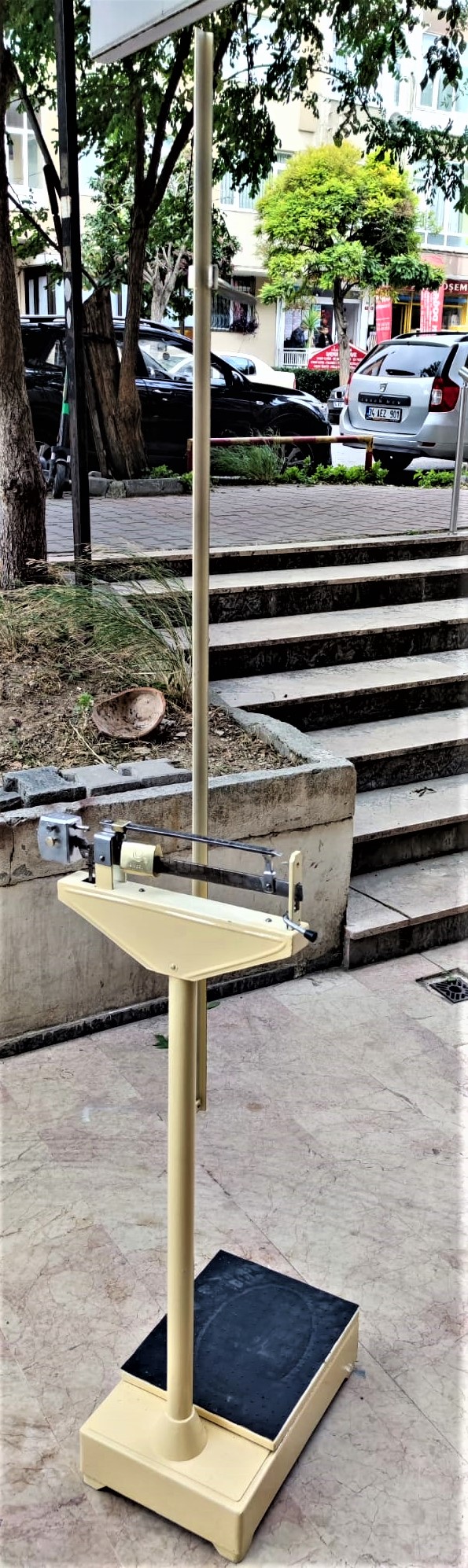 1940 YERLİ ECZANE BASKUL TARTI BOY ÖLCEK TERAZİ SERİ NUMARALI HÜRAY MARKA METAL MEKANİK ANALOK İNSAN BOY ÖLCER VE KİLOSUNU TARTAR 