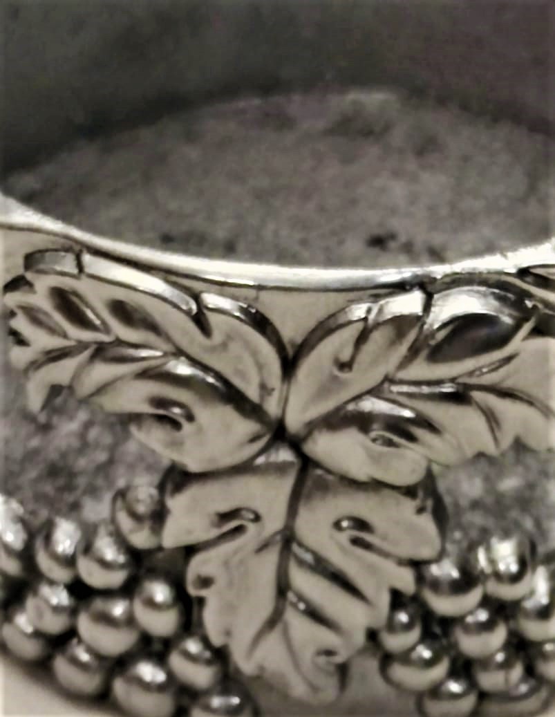 1960 FRANSIZ İCERSİNE ŞARAP ŞİŞESİ KOYULARAK SUNUM İKRAM YAPILAN MUHAFAZA KABİ ÜZERİ ÜZÜM DESENLİ