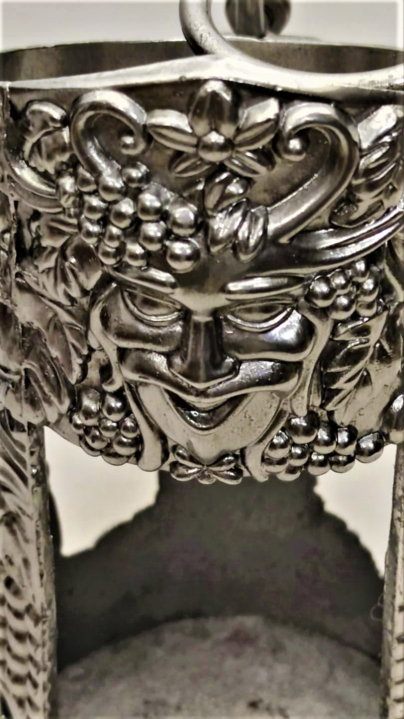 1960 FRANSIZ İCERSİNE ŞARAP ŞİŞESİ KOYULARAK SUNUM İKRAM YAPILAN MUHAFAZA KABİ ÜZERİ ÜZÜM DESENLİ