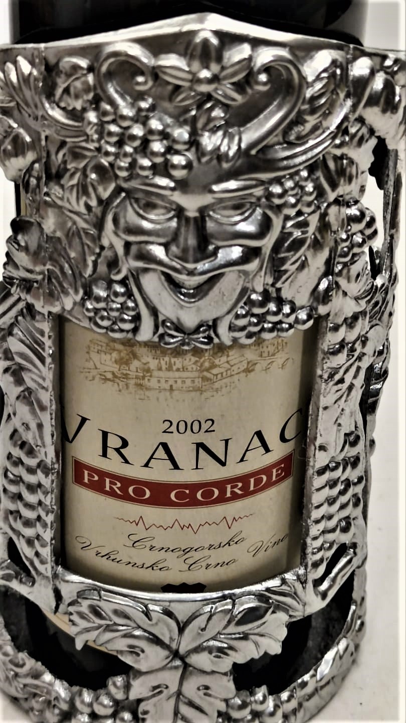 1960 FRANSIZ İCERSİNE ŞARAP ŞİŞESİ KOYULARAK SUNUM İKRAM YAPILAN MUHAFAZA KABİ ÜZERİ ÜZÜM DESENLİ