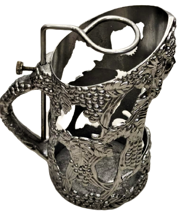 1960 FRANSIZ İCERSİNE ŞARAP ŞİŞESİ KOYULARAK SUNUM İKRAM YAPILAN MUHAFAZA KABİ ÜZERİ ÜZÜM DESENLİ