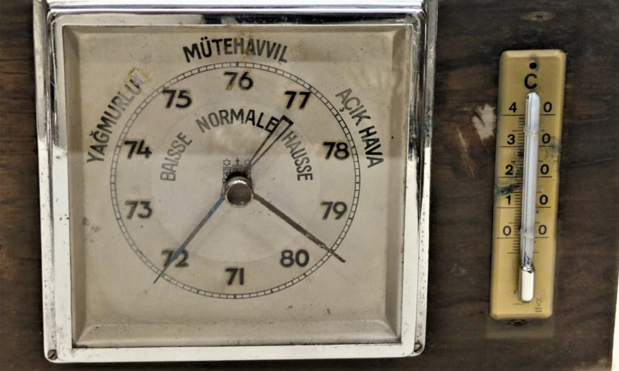 MANUEL İBRELİ BAROMETRE TERMOMETRE CIVALI DERECE AHŞAP KAIDE ÜZERİNDE CİFT DİLDE KADRAN