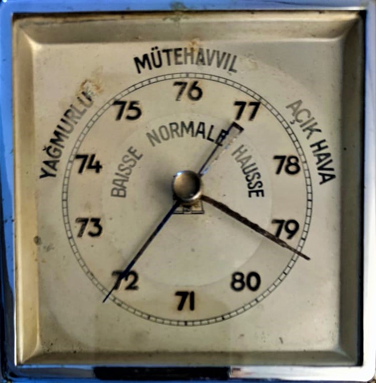 MANUEL İBRELİ BAROMETRE TERMOMETRE CIVALI DERECE AHŞAP KAIDE ÜZERİNDE CİFT DİLDE KADRAN