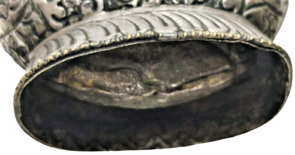 1940 AVRUPA ÜZERİ KOMLE EL İŞİ KABARTMA İŞLEMELİ CEVİRME KAPAKLI GÜMÜŞ KAPLAMA PİRİNC BARUTLUK