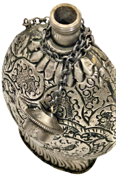 1940 AVRUPA ÜZERİ KOMLE EL İŞİ KABARTMA İŞLEMELİ CEVİRME KAPAKLI GÜMÜŞ KAPLAMA PİRİNC BARUTLUK