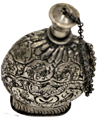 1940 AVRUPA ÜZERİ KOMLE EL İŞİ KABARTMA İŞLEMELİ CEVİRME KAPAKLI GÜMÜŞ KAPLAMA PİRİNC BARUTLUK