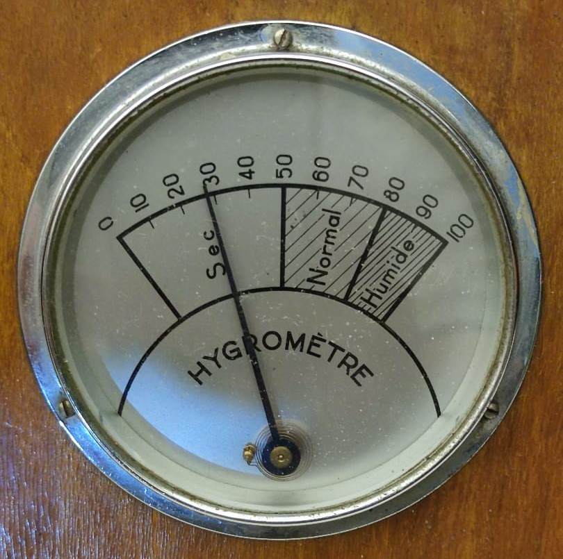 1950 ODA İÇİ  İBRELİ ANALOG VARIABLE TERMOMETRE İBRELİ ANALOG HYGMETRE KIRMIZI CIVALI DERECE ÜCÜ BİR ARADA KOMBİNE DUVAR PANOSU