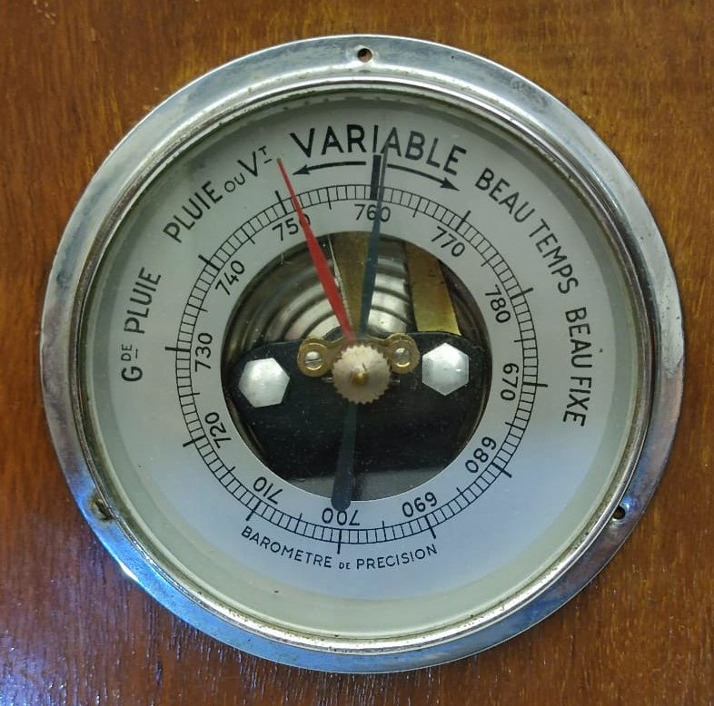 1950 ODA İÇİ  İBRELİ ANALOG VARIABLE TERMOMETRE İBRELİ ANALOG HYGMETRE KIRMIZI CIVALI DERECE ÜCÜ BİR ARADA KOMBİNE DUVAR PANOSU