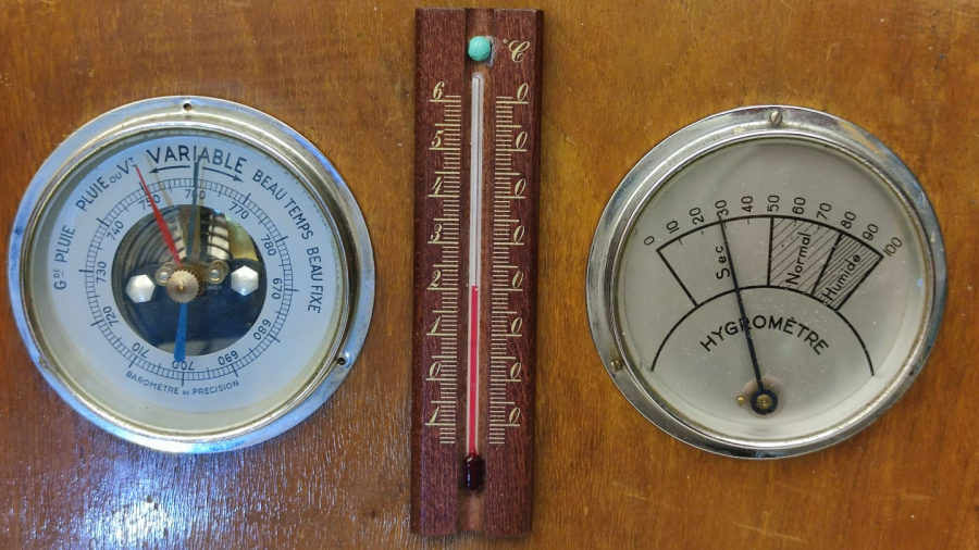 1950 ODA İÇİ  İBRELİ ANALOG VARIABLE TERMOMETRE İBRELİ ANALOG HYGMETRE KIRMIZI CIVALI DERECE ÜCÜ BİR ARADA KOMBİNE DUVAR PANOSU
