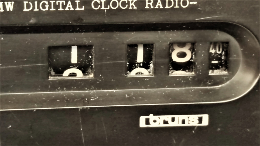 1970 BRUNS KOBALT MAVİSİ RENKDE 220 VOLT UKV MW DIGITAL CLOCK RADİO ALARM YAPRAK SAAT GERMNY