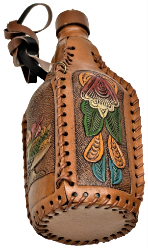 COLOMBIA CARTAGENA DERİ KAMCI  ÜZERİNDE YAZI VE KABARTMA RESİMLER BULUNAN TAMAMI EL DİKİŞ İÇERSİNDE CAM ŞİŞE BULUNAN ASKILI MATARA 