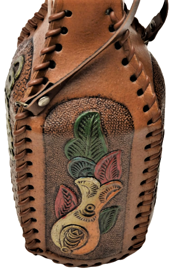 COLOMBIA CARTAGENA DERİ KAMCI  ÜZERİNDE YAZI VE KABARTMA RESİMLER BULUNAN TAMAMI EL DİKİŞ İÇERSİNDE CAM ŞİŞE BULUNAN ASKILI MATARA 