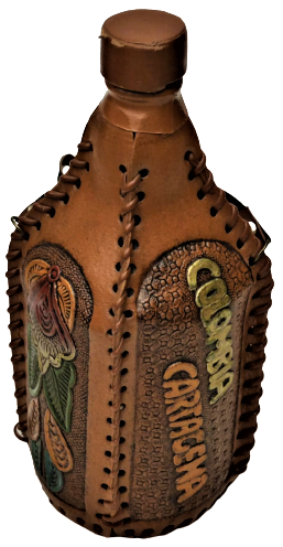 COLOMBIA CARTAGENA DERİ KAMCI  ÜZERİNDE YAZI VE KABARTMA RESİMLER BULUNAN TAMAMI EL DİKİŞ İÇERSİNDE CAM ŞİŞE BULUNAN ASKILI MATARA 