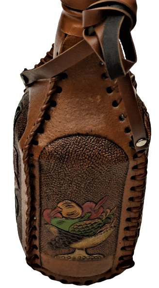 COLOMBIA CARTAGENA DERİ KAMCI  ÜZERİNDE YAZI VE KABARTMA RESİMLER BULUNAN TAMAMI EL DİKİŞ İÇERSİNDE CAM ŞİŞE BULUNAN ASKILI MATARA 