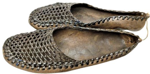 1800 OSMANLI EL YAPIM SARAY İŞİ YAZLIK KAHVERENGİ ON KISMI KAFES ÖRME TAMAMI KÖSELE AYAKKABI TAM BİR KÖLEKSİYON ÜRÜNÜDÜR