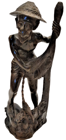 1970 TİK AGACINDAN KESİLMİŞ TEK PARCADAN YAPILMIŞ TAMAMI EL OYMASI  AG TOPLAYAN BALIKCI FİGURU 