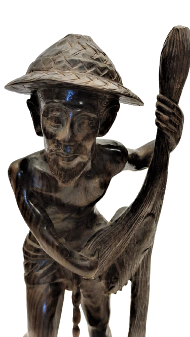 1970 TİK AGACINDAN KESİLMİŞ TEK PARCADAN YAPILMIŞ TAMAMI EL OYMASI  AG TOPLAYAN BALIKCI FİGURU 