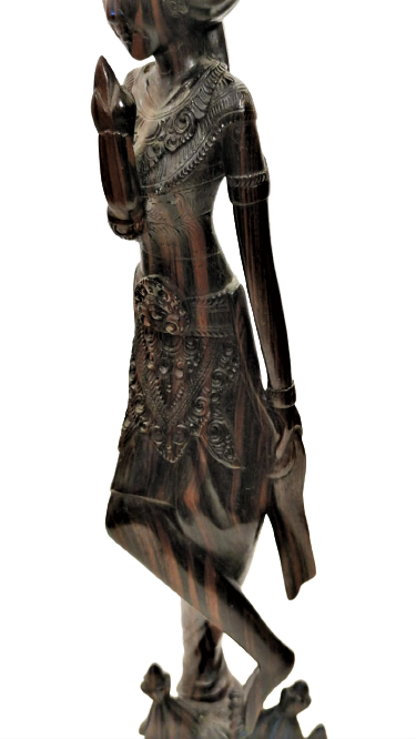 1970 TİK AGACINDAN KESİLMİŞ TEK PARCADAN YAPILMIŞ TAMAMI EL OYMASI  SEVDİGİNE MEYVE İKRAM EDEN KADIN FİGURU