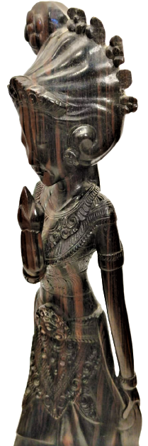 1970 TİK AGACINDAN KESİLMİŞ TEK PARCADAN YAPILMIŞ TAMAMI EL OYMASI  SEVDİGİNE MEYVE İKRAM EDEN KADIN FİGURU