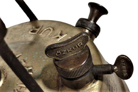 1940 PİRİNC ÜC AYAKLI YERLİ  YAPIM TÜRK MALI PİRİNC GÖVDELİ  POMPALI ÖZKÜR GAZ OCAGI 