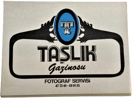 1970 SANATCI BERGEN MAKSİM TAŞLIK GAZİNOSUNDA SAHNEDE ŞARKI SÖYLERKEN CEKİLMİŞ SİYAH BEYAZ FOTOGRAF 