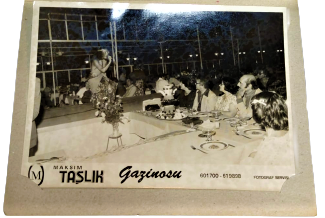 1970 SANATCI BERGEN MAKSİM TAŞLIK GAZİNOSUNDA SAHNEDE ŞARKI SÖYLERKEN CEKİLMİŞ SİYAH BEYAZ FOTOGRAF 