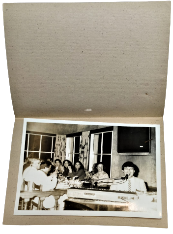 1970 FERDİ ÖZBEGEN TAŞLIK ŞALE RESTAURANT SAHNEDE ŞARKI SÖYLERKEN KARTON KAPAKLI SİYAH BEYAZ FOTOGRAF